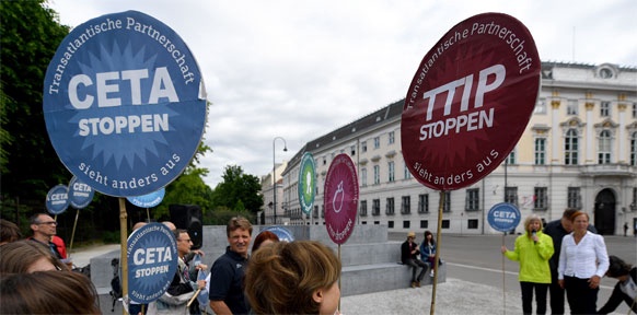 Protestschilder gegen TTIP und CETA