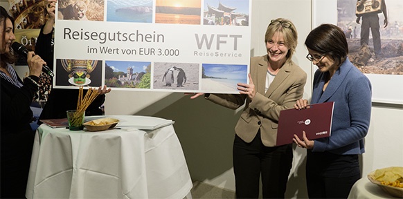 Die Gewinnerin Birgit Reiter (rechts) bei der Preisverleihung.