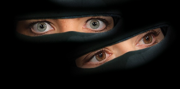 Augen zweier verschleierter Frauen