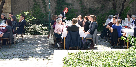Gäste mit Schüler/innen diskutieren nach dem Essen