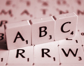Buchstaben eines Scrabble-Spiels
