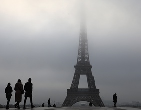 Menschen spazieren  auf dem Trocadero-Platz Richtung Eiffelturm