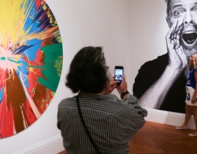 Ausstellung in Großbritannien mit Werken von Damien Hirst, Besucher machen ein Handyfoto