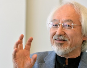 Masaaki Suzuki gestikuliert und spricht