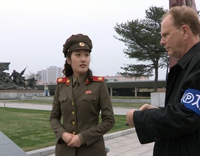Korrespondent Raimund Löw in China: Er spricht mit einer chinesischen Frau in Uniform.
