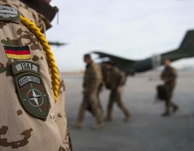 Bundeswehrsoldaten auf einem Flugfeld