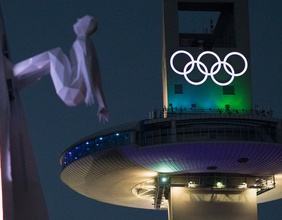 Olympische Ringe auf einem Turm