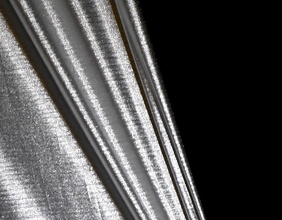 Ein silberner Vorhang