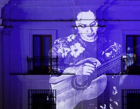 Projektion von Violeta Parra auf eine Hausmauer