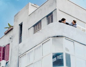 Buchcoverausschlag, Gebäude, Menschen auf dem Balkon