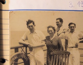 Kurt, Fritzi, Leo und Peter Klagsbrunn bei der Überfahrt von Lissabon nach Rio de Janeiro, Fotograf unbekannt 