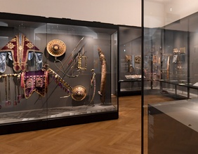 "Zwei Hofzwerge" aus dem Königtum Benin ist eines der Highlights im "Weltmuseum Wien" (ein Zwerg im Bild)