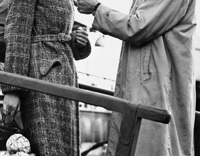 Frau 1938 auf dem Steg eines Schiffes