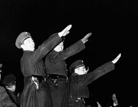 Österreichische Polizisten mit Hitlergruß