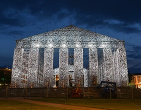 "The Parthenon of Books" der argentinischen Künstlerin Marta Minujin