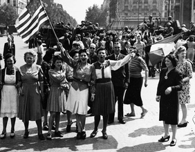 Menschen in Paris mit der amerikanischen Flagge, 1944