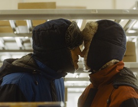 Eskimokuss tweier Personen im Wintergewand
