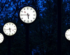 Öffentliche Uhren in der Nacht