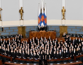 Finnisches Parlament posiert für ein Gruppenfoto anlässlich 100 Jahre Unabhängigkeit