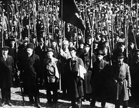 Menschen demonstrieren in Moskau während der Revolution 1917