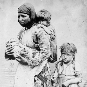 Armenische Frau mit Kindern