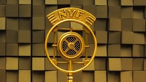 Goldtrophäe in Form eines alten Radiomikrophons