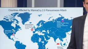Mann steht vor einer Informationsgrafik: "Countries Affected by WannaCry 2.0 Ransomware Attack"