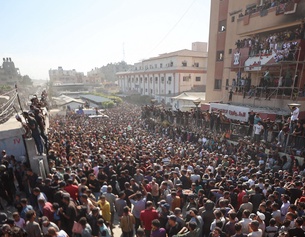 PICTUREDESK.COM/AFP/OMAR AL-QATTAA Freigelassene Geiseln im Gazastreifen, umringt von Menschen