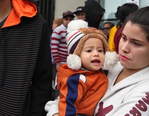 Venezolanische Jungfamilie, die das Land verlassen hat.