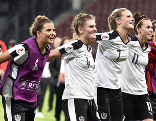 APA/HANS PUNZ Österreichs Spielerinnen nach dem Spiel während der UEFA "EURO 2017" Frauen Fussball Europameisterschaft der Gruppe C zwischen Frankreich und Österreich