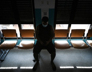 AFP/VALENTINE CHAPUIS Ein Patient wartet im Wartezimmer eines Krankenhauses.