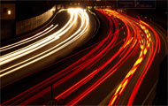 Lichtspuren von Autos in der Nacht