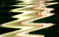 Verzerrte Spiegelbilder auf einer Wasseroberfläche