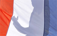Nikolas Sarkozy hinter französischer Flagge