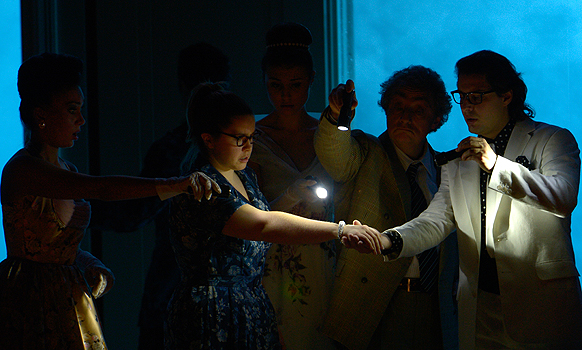 (v.l.) Margarita Gritskova als Tisbe , Tara Erraught in der Rolle der Angelina (Cenerentola), Valentina Nafornita als Clorinde, Alessandro Corbelli als Don Magnifico sowie Dmitry Korchak als Don Ramiro