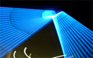 Abstrakte Lichtprojektion in Blau
