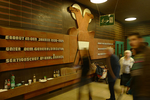 Eingangsbereich mit Bauwidmung