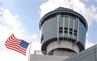 US-Flagge vor Flughafentower