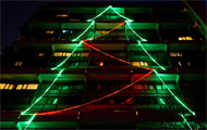 (c) Van Weel, EPA Lichterkette in form eines Weihnachtsbaums an einer Hausfassade