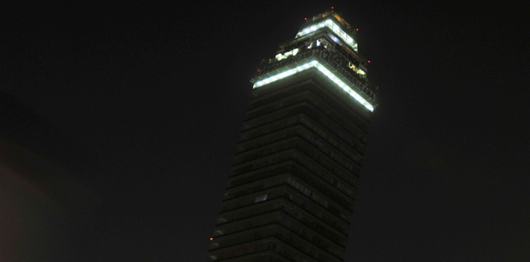 Nur die oberste Etage eine Hochhauses ist beleuchtet