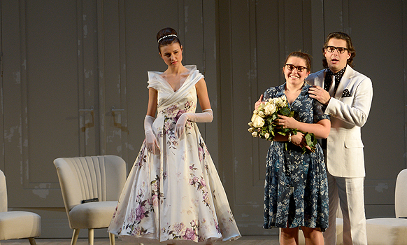(v.l.) Valentina Nafornita als Clorinde, Tara Erraught in der Rolle der Angelina (Cenerentola) und Dmitry Korchak als Don Ramiro