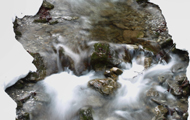 Ein Gebirgsbach im Winter