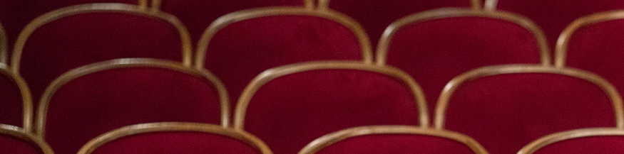 Sitzreihen in einem Theater