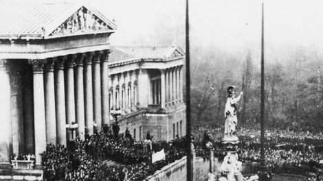 Historische Aufnahme: Ausrufung der Republik vor dem Parlament in Wien.