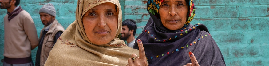 Zwei indische Frauen, die bereits gewählt haben