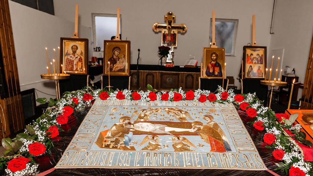 Das Bild zeigt den „Epitaphius“ auf dem Tisch, unter den orthodoxe Christinnen und Christen durchgehen.