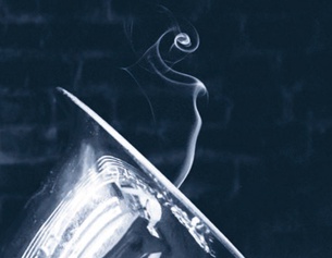 Das Cover des gehört-Magazins vom April zeigt ein Saxofon aus dem Rauch strömt