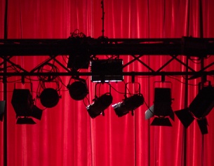 Theatervorhang und Lichtgalgen