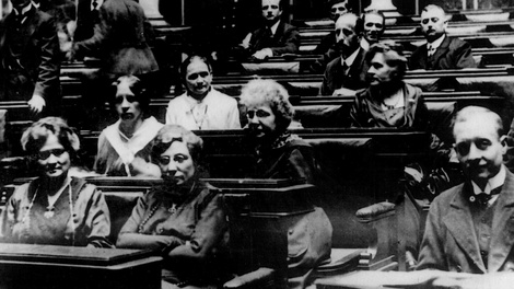 Historische Aufnahme der ersten weiblichen Abgeordneten
