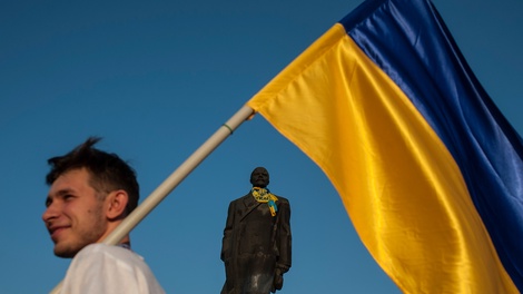 Mann mit Ukrainischer Flagge